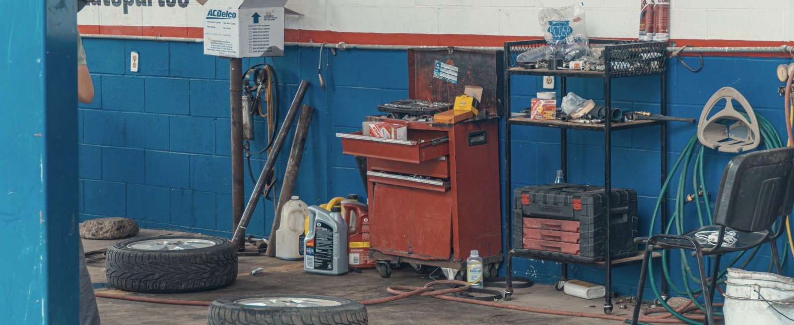 An independent workshop: bench, tools and tyres